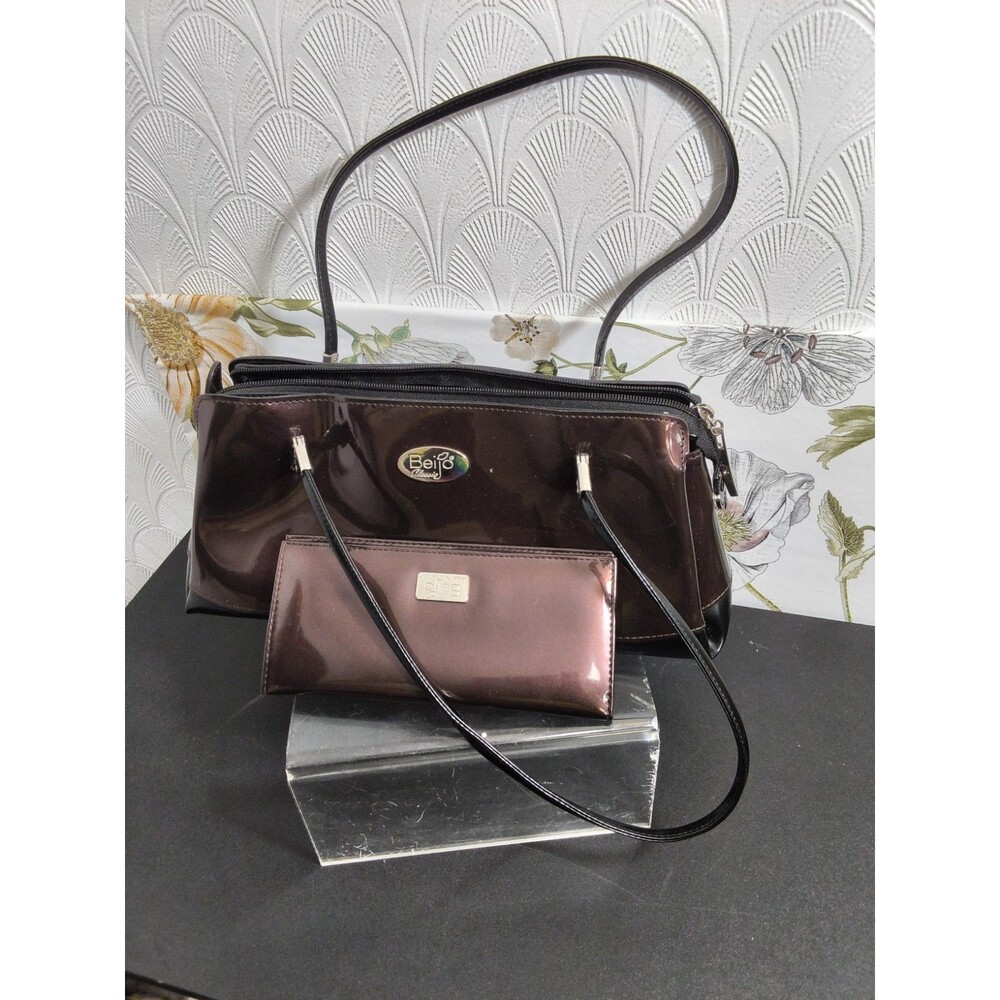 Beijo Patent Leather shoulder Bag with a glossy brown Finish and matching wallet